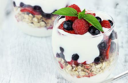 Yogurt granola parfait