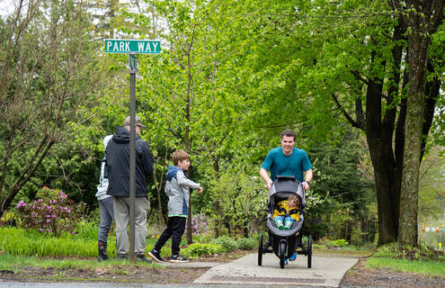 Man running with child during Diabetes Dash