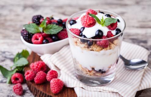 Yogurt berry parfait